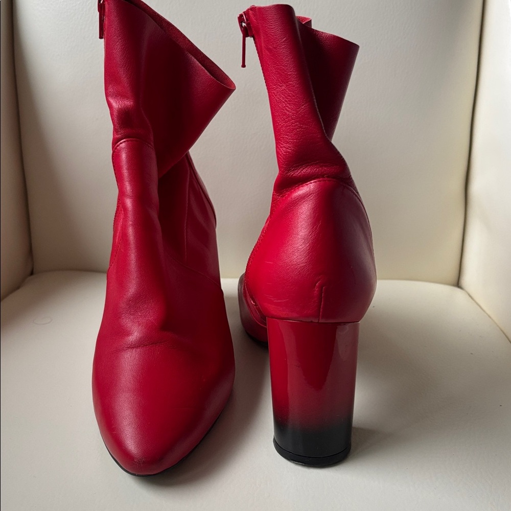 L'INTERVALLE Bold Red Ankle Boots With Black and Red Gradient Heels